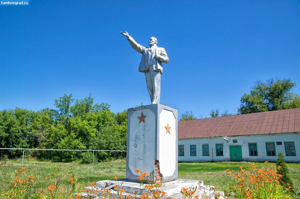 Умётский район. Памятник Ленину в Скачихе