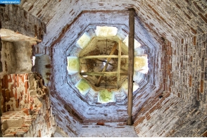 Внутри разрушенной Спасо-Преображенской церкви в селе Хилково