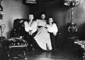 Ольга Алексеевна Боратынская (Жемчужникова) с сыновьями Володей и Сережей