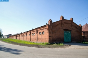 Постройка на территории конезавода в Новотомниково