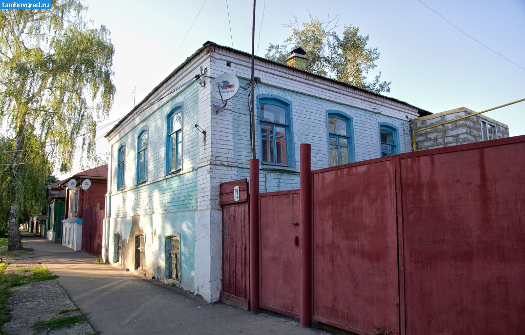 Моршанск. Двухэтажный кирпичный дом на улице Красной в Моршанске