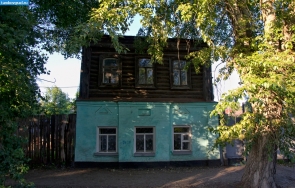Небольшой двухэтажный дом на улице Ленина в Моршанске
