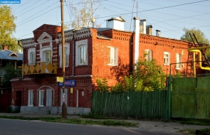 Двухэтажный дом с балконом на улице Ленина в Моршанске