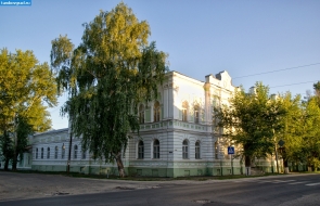 Здание на углу улиц Лотикова и Советской в Моршанске