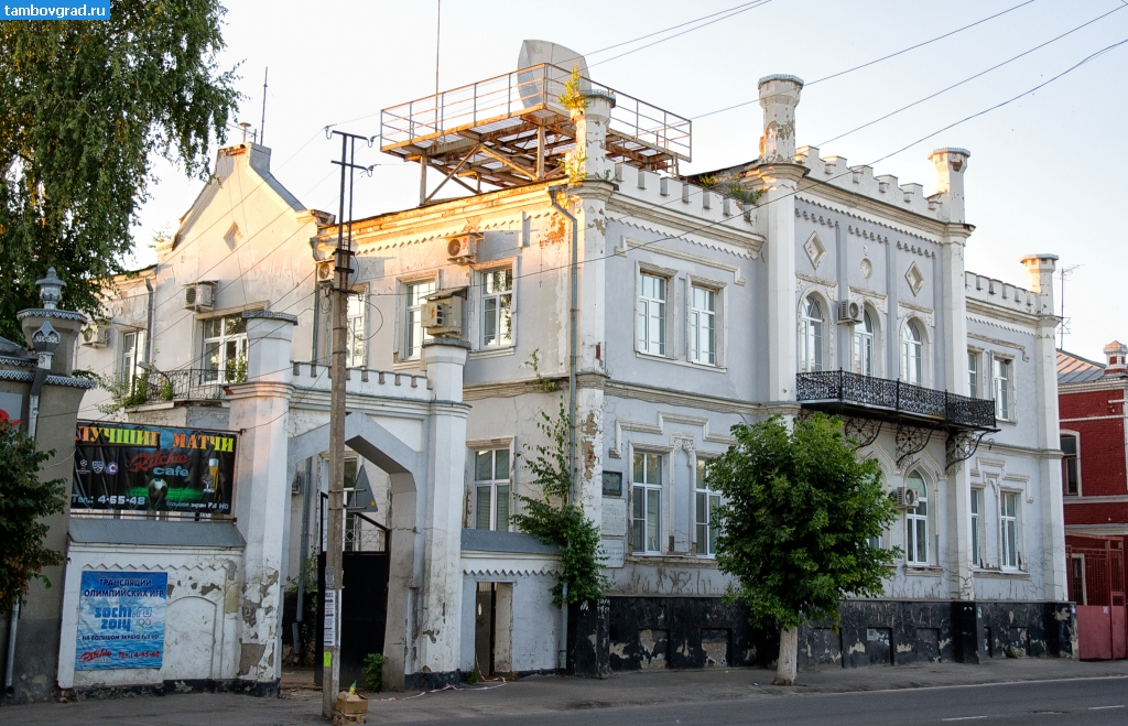 Моршанск. Двухэтажный дом с балконом на улице Интернациональной в Моршанске