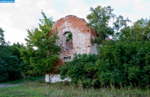 Остатки старой постройки в селе Караул