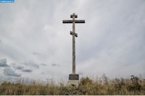Памятный крест возле Татарского вала в Сосновском районе