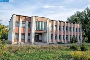 Староюрьевский район. Заброшенное здание в Новоюрьево