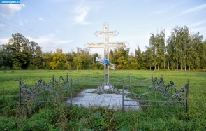 Крест на месте разрушенной Введенской церкви в селе Большая Дорога