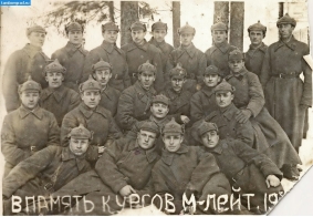 Буланов Серафим - в третьем ряду, справа среди курсантов в шинелях, будёновках