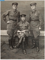 Буланов Серафим (слева) с сослуживцами в военной форме.