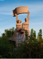 Заброшенный памятник в промзоне на бульваре Строителей в Тамбове