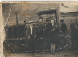 1947 год. Ишин Алексей (с гармошкой) Артюхина Алексендра (с цветами) с правой стороны Клавдия (фамилии не знаю)