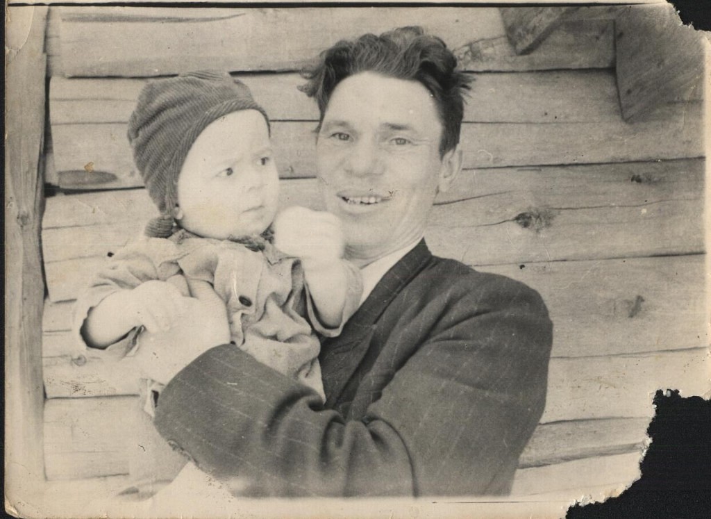 Семья. Папа на руках с младшим сыном т.е. со мной... 1962 год