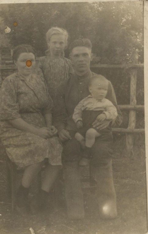 Семья. Послевоенные годы... Папа, мама, сестра Лида и старший брат Валентин