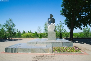 Памятник Сергею Николаевичу Сергееву-Ценскому на Набережной