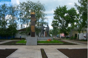 Монумент "Кохозник и Танкист"