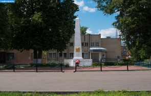 Почта и военный мемориал в селе Горелое