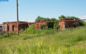 Разрушенный старый дом в селе Троицкая Дубрава