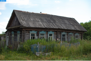 Старый деревянный дом в селе Новоселки