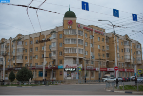 Торговый центр на углу улиц Интернациональной и Красной в Тамбове
