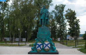 Памятник адмиралу Ф.Ф.Ушакову в Темникове
