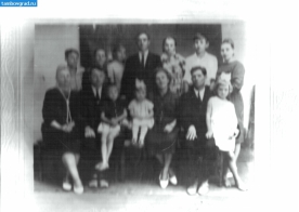 На фото мои  мама,  братья, её сестры, их мужья и дети