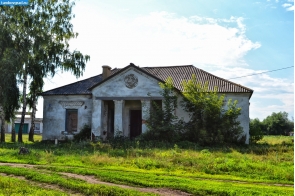 Заброшенное здание в селе Машково-Сурена