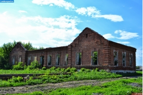 Разрушенная постройка возле церкви в селе Машково-Сурена