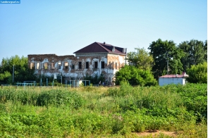 Разрушенное здание в селе Сабуро-Покровское