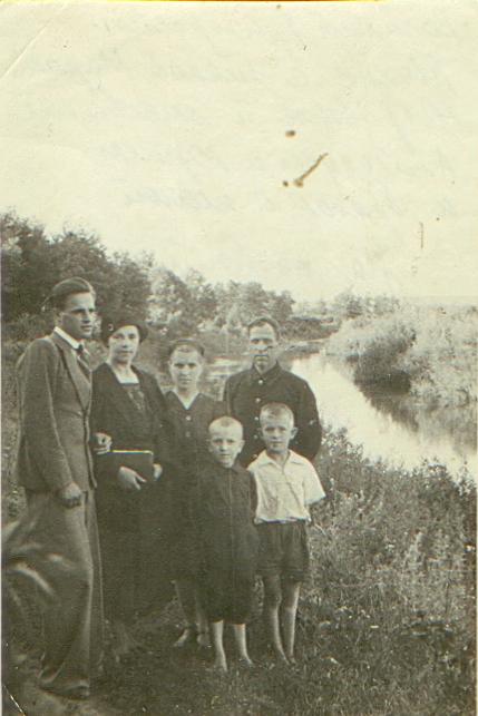 Михины_Иловай Рождественское. Михин Василий Григорьевич (справа) с женой Марией Петровной, братом Иваном, сестрой Анной и сыновьями Юрием и Анатолием. 1947 год