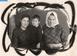 Жена Лапина Василия Антоновича с дочерью и внучкой 1950г.