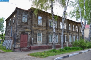 Современный Тамбов. Деревянный двухэтажный дом на улице Ленинградской в Тамбове