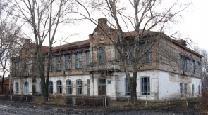 Здание бывшей Свято-Ольгинской школы в селе Новиково