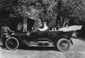 Рахманинов за рулём своего второго автомобиля "Лорелей" в Ивановке