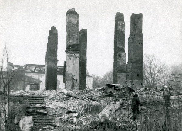 Инжавинский район. Усадьба Караул после пожара в 1996 году