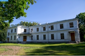 Моршанский район. Здание школы в Новотомниково