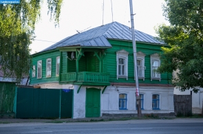 Моршанск. Двухэтажный дом с балконом на улице Красной в Моршанске