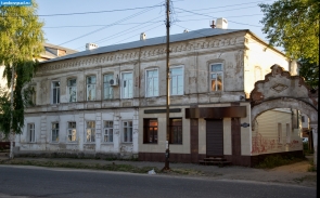 Двухэтажный дом на улице Ленина в Моршанске