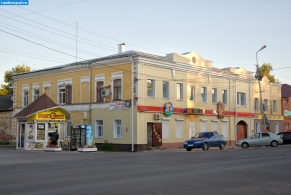 Двухэтажное здание на улице Интернациональной в Моршанске