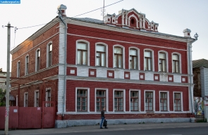 Моршанск. Двухэтажный кирпичный дом на улице Интернациональной в Моршанске