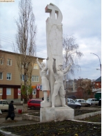 Памятник в центре Кирсанова
