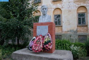 Памятник Герою Советского Союза Николаю Кузнецову в Моршанске