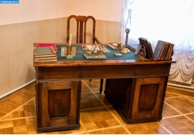 Пичаевский район. Письменный стол в доме-музее Вернадского в Вернадовке