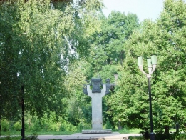Тамбов образца 2002-06 года. Памятник "350  лет Тамбову" в Городском саду