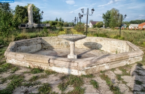 Староюрьевский район. Неработающий фонтан в Новоюрьево