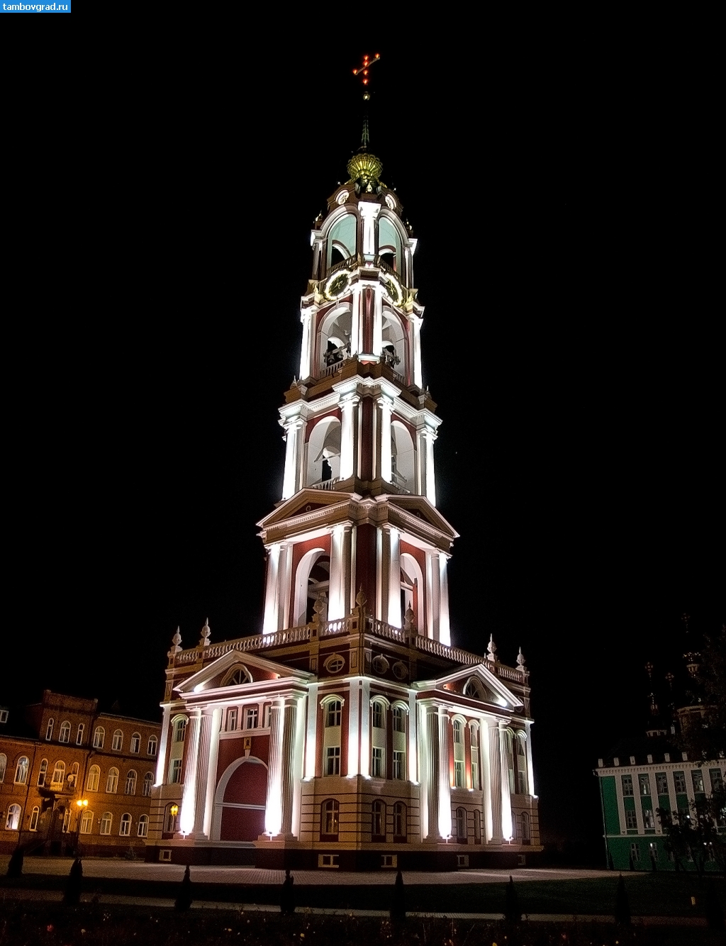 Современный Тамбов. Колокольня Казанского монастыря в Тамбове в ночной подсветке