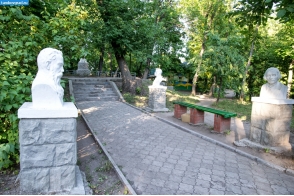 Бюсты писателей в парке культуры в Мичуринске