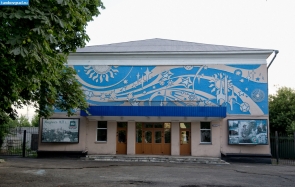 Здание бывшего кинотеатра "Космос" в Мичуринске