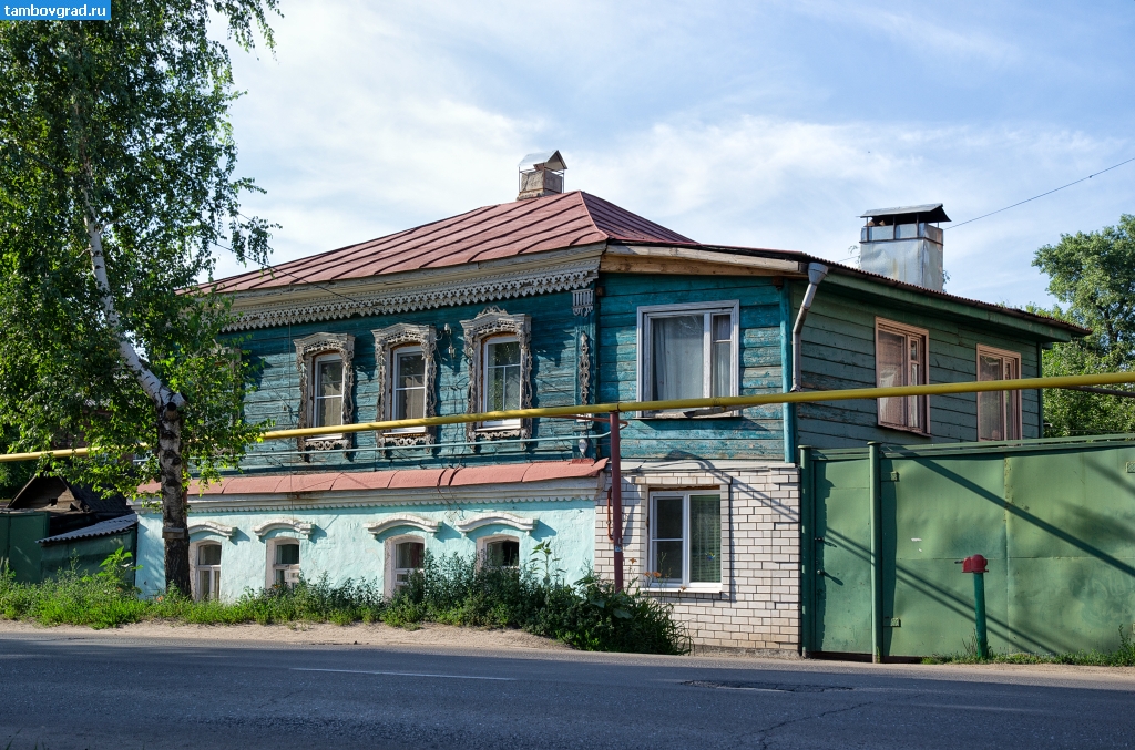 Мичуринск. Двухэтажный дом на улице Герасимова в Мичуринске
